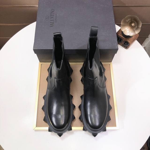 工厂 华伦天奴 Valentino 顶级代购官网高帮 专柜同步发售 原厂配置、意大利进口原版开边珠牛皮，全进口水染牛里，鞋底：原厂特供原版底超级舒适，原厂跟单货