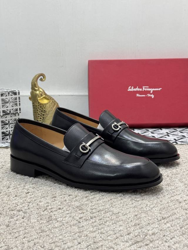 出厂价 实价 高端品质-新款菲拉格慕[Ferragamo] 顶级进口西装男鞋官网原版复制，商品材料：精选 进口压纹小牛皮+奢华五金扣配件~进口水染牛皮内里。强烈