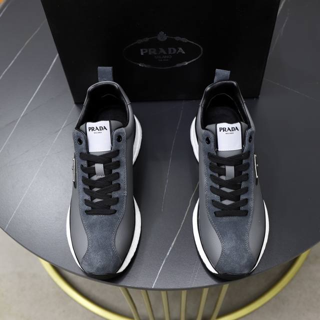 出厂价： 品牌：普拉达 标准码：38-44 45订做 等级：官网同款 材料：原版皮面料 舒适透气内里 轻便耐磨大底 款式类别：男士时尚休闲鞋 跑步 运动鞋 尊贵