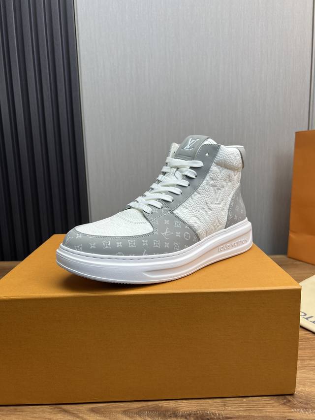 工厂价 Louis.Lv新品男士高端休闲运动鞋｜选用进口头层牛皮｜鞋面立体压纹经典monogram 图案｜原版橡胶大底，耐磨舒适｜Monogram 花卉点缀橡胶