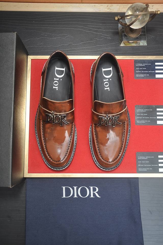 出厂价 Dior 水染牛皮内里 迪奥原版1:1高品质出厂，进口原版料，进口版原牛皮，水染牛皮内里，原版tpu大底，码数:38-44