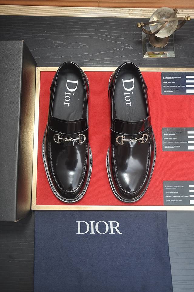 出厂价 Dior 水染牛皮内里 迪奥原版1:1高品质出厂，进口原版料，进口版原牛皮，水染牛皮内里，原版tpu大底，码数:38-44