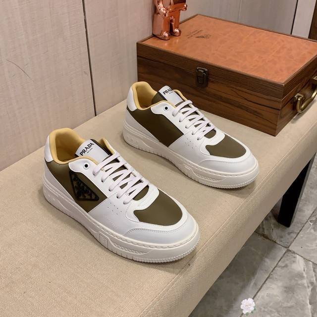 新款: 厂价: 普拉达prada* 最新爆款休闲鞋，顶端品牌奢侈～代购，顶级～质量。鞋面選用进口透气牛皮搭配材质透气羊皮垫脚 精细做工。原版个性时尚柔软橡膠耐磨