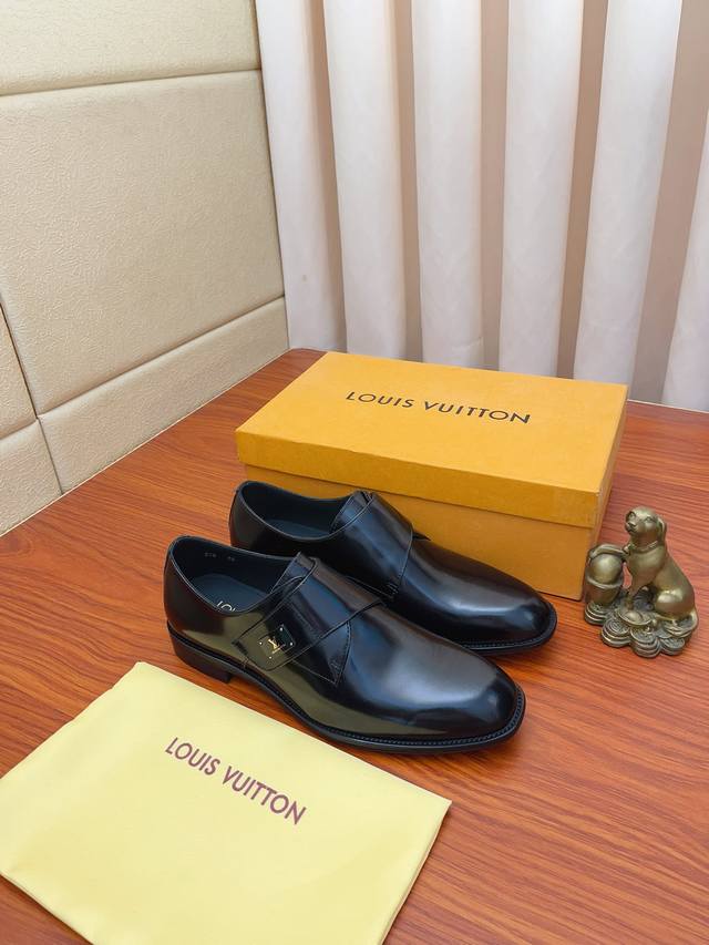 实价： 牛里 Lv 路易威登新款开边猪皮鞋最火爆的经典之做。官网同步，鞋面采用意大利进口鞋面压纹舒适的牛皮内里，时尚气息，独特品牌独特工艺。彰显了新一年度的爆款