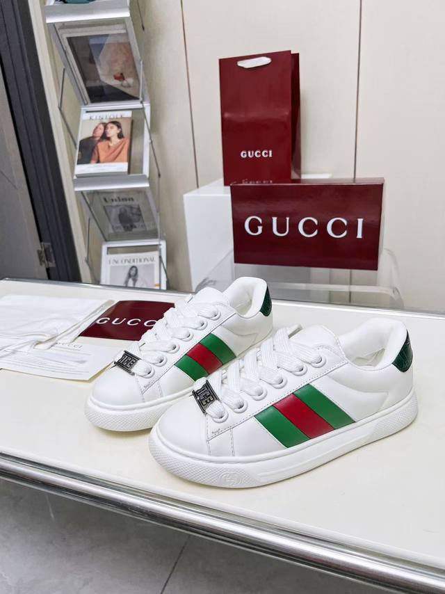厂价 Gucci古驰最新ace系列 情侣款 休闲 运动鞋 原版购入开发 做货 古驰自问世以来，Ace系列运动鞋延续品牌叙事，匠心成就主打单品。全新系列呈现特色低