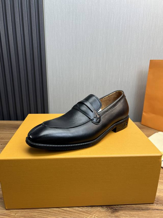 工厂价 Lv. 男士商务休闲皮鞋，顶级牛货.1:1出货奢华尊贵全部采用进口原版品牌皮料，只为打造更为舒适的穿着体验，鞋面：原版牛皮进口全牛里，原版大底8-45