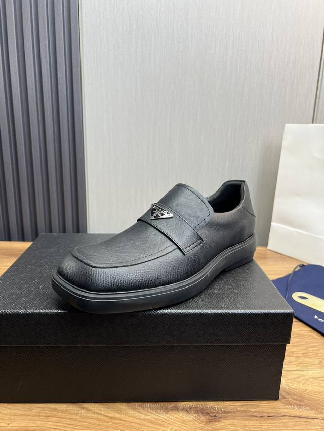 工厂价 Ｐｒａｄａ.普拉达男士商务休闲皮鞋，全部采用进口原版品牌皮料，只为打造更为舒适的穿着体验，鞋面：原版牛皮+进口牛皮里，原版防滑耐磨大底8-45 38.4