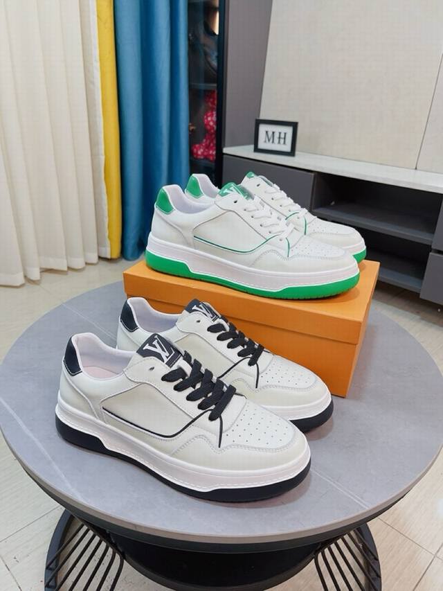出厂价 Lv 男鞋高端品牌：官网1：1最新力作：鞋面采用意大利进口头层牛皮搭配特殊材料全真皮内里制作，让行走更加便捷舒适！独家新款，惊世之作！打造时尚个性衬托你