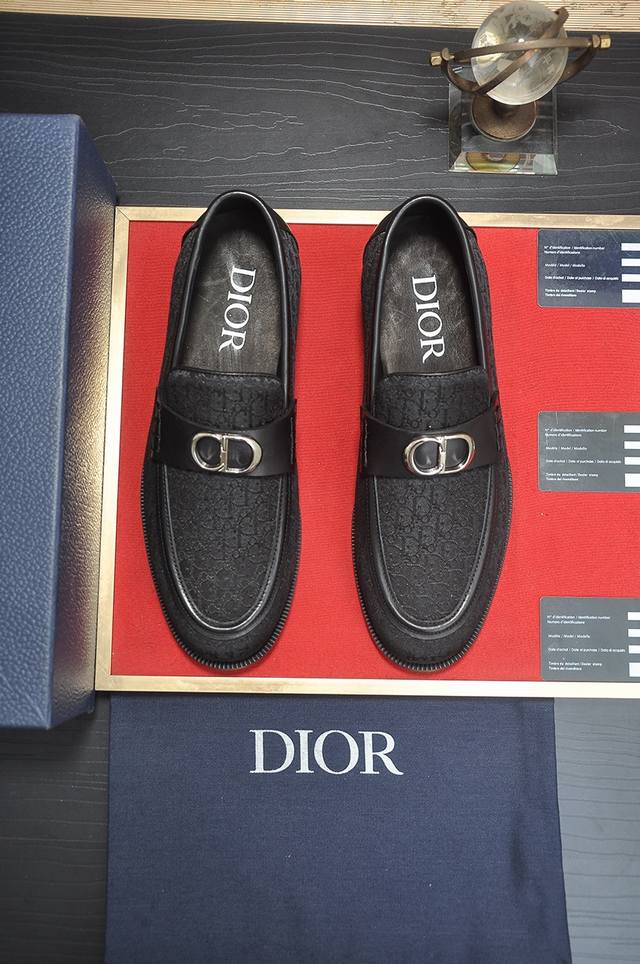 出厂价 Dior 水染牛皮内里 迪奥原版1:1高品质出厂，进口原版料，进口版原牛皮，水染牛皮内里，原版橡胶大底，码数:38-45 45定做