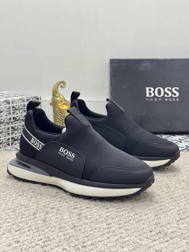 出厂价 实价 Boss 运动男鞋，本款是官方主打经典款，1:1质量，原厂名师制作，采用进口布料拼接牛皮舒适透气网布内里。完美楦型，大方时尚的设计，吸引了众多消费