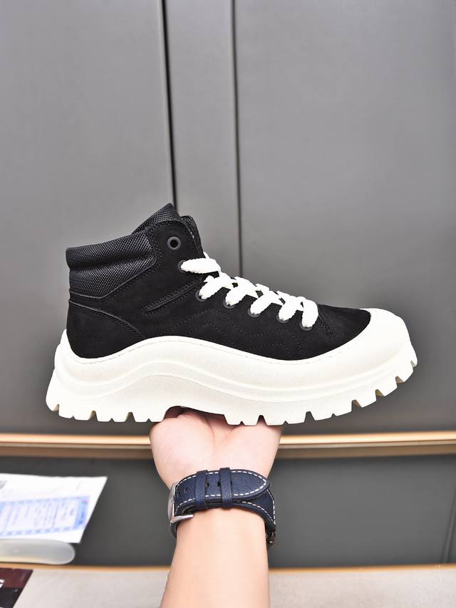 Ugg 24Ss秋冬新款 溢毛系带休闲户外短靴 特雷户外款 一款增高神器，显高还又拉腿长 看多了经典款 需要一些点缀 成为寒冬流行穿搭的主流趋势 漫长的冬日还有