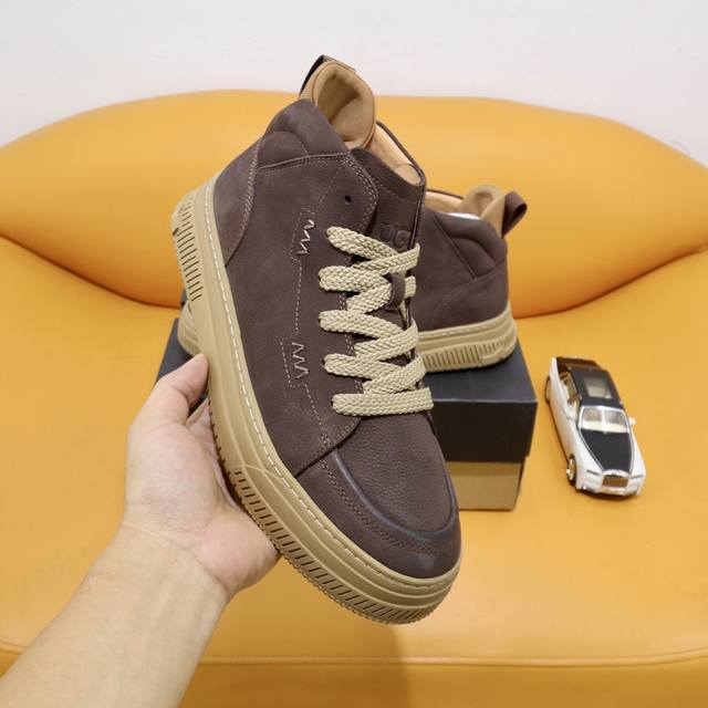 出厂价p Ugg～高版本加厚毛里 最新新款.国际品牌奢侈～代购， 引领大气高端时尚前沿 保暖舒适 .鞋面选用原版头层牛皮 羊毛内里 精细做工。原厂特供原版橡胶耐