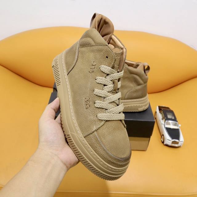 出厂价p Ugg～高版本加厚毛里 最新新款.国际品牌奢侈～代购， 引领大气高端时尚前沿 保暖舒适 .鞋面选用原版头层牛皮 羊毛内里 精细做工。原厂特供原版橡胶耐