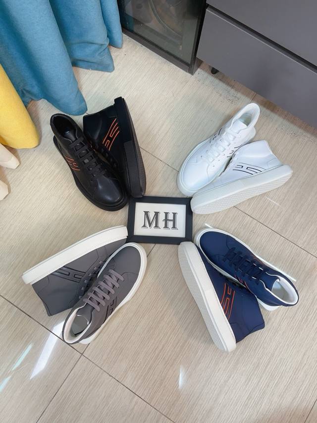 出厂价 Hermes 爱马仕 高端品质 原单，鞋面：纳帕小牛皮、车缝品牌'H'图腾内里：水染牛皮，大底：超轻tpu发泡；成型大底 -超高品控 做工精细：凸显 高