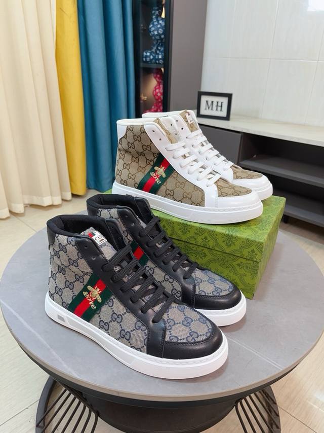 出厂价 Gucci 古奇 高帮新款男鞋高端品牌，最新時尚休闲男鞋，潮流百搭之款，轻松运动风，鞋面意大利进口gg印花布料+真皮内里 加超精细做工。原版个性时尚橡胶