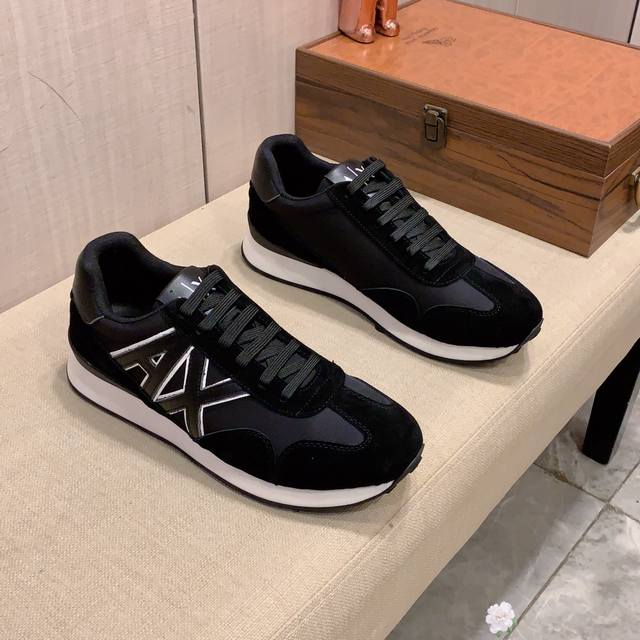 新款: 厂价: 阿玛尼armani* 最新爆款休闲鞋，顶端品牌奢侈～代购，顶级～质量。鞋面選用进口透气牛皮搭配材质透气羊皮垫脚 精细做工。原版个性时尚柔软橡膠耐