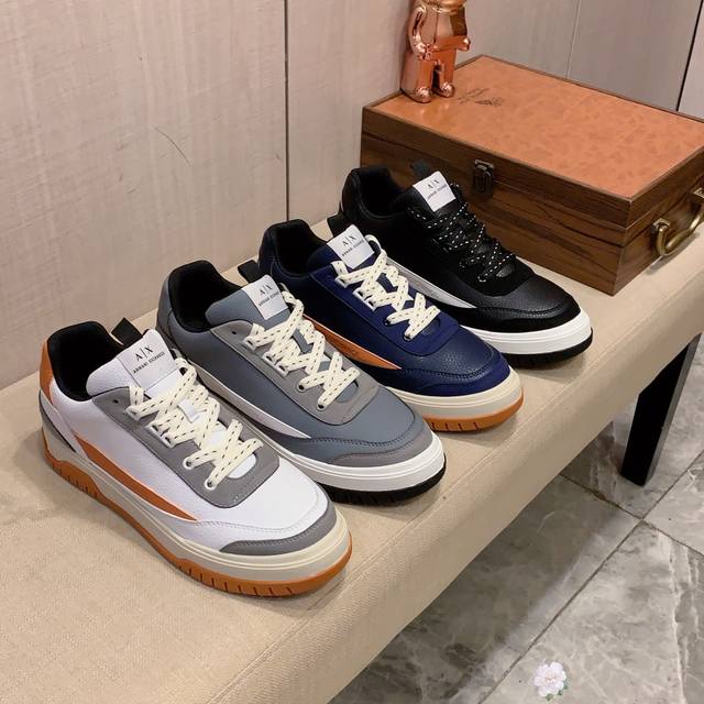 新款: 厂价: 阿玛尼armani* 最新爆款休闲鞋，顶端品牌奢侈～代购，顶级～质量。鞋面選用进口透气牛皮搭配材质透气羊皮垫脚 精细做工。原版个性时尚柔软橡膠耐