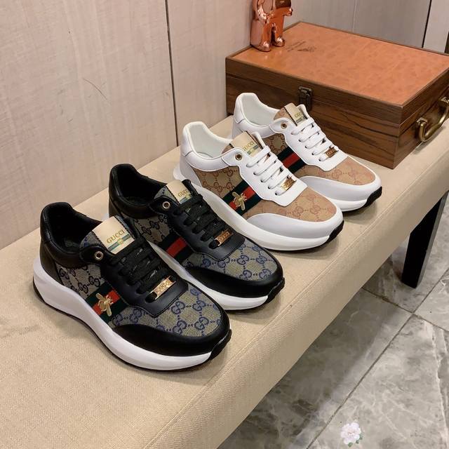 新款: 厂价: 古奇gucci* 最新爆款休闲鞋，顶端品牌奢侈～代购，顶级～质量。鞋面選用进口透气牛皮搭配材质透气羊皮垫脚 精细做工。原版个性时尚柔软橡膠耐磨防