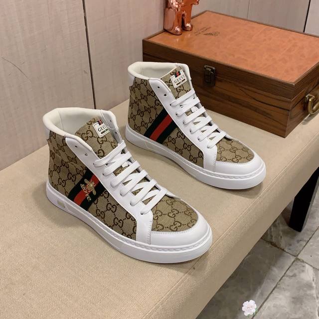 高帮新款: 厂价: 古奇gucci* 最新爆款休闲鞋，顶端品牌奢侈～代购，顶级～质量。鞋面選用进口透气牛皮搭配材质透气羊皮垫脚 精细做工。原版个性时尚柔软橡膠耐