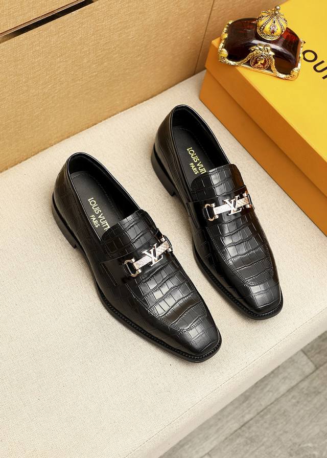 商品商标：Louis Vuitton 路易威登 休闲皮鞋 正码码数: 38-44 45.46订制 商品材料：精选 进口小牛皮压花鞋面+原版五金扣，进口头层牛皮内