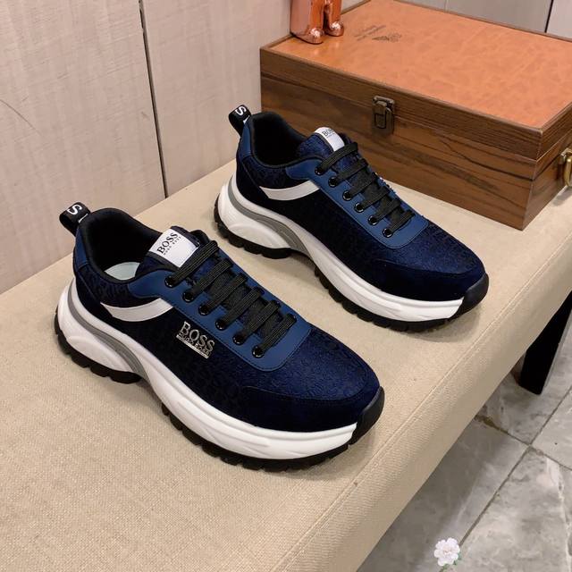 新款: 厂价: Boss* 最新爆款休闲鞋，顶端品牌奢侈～代购，顶级～质量。鞋面選用进口透气牛皮搭配材质透气羊皮垫脚 精细做工。原版个性时尚柔软橡膠耐磨防滑大底