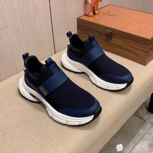 新款: 厂价: Boss* 最新爆款休闲鞋，顶端品牌奢侈～代购，顶级～质量。鞋面選用进口透气牛皮搭配材质透气羊皮垫脚 精细做工。原版个性时尚柔软橡膠耐磨防滑大底