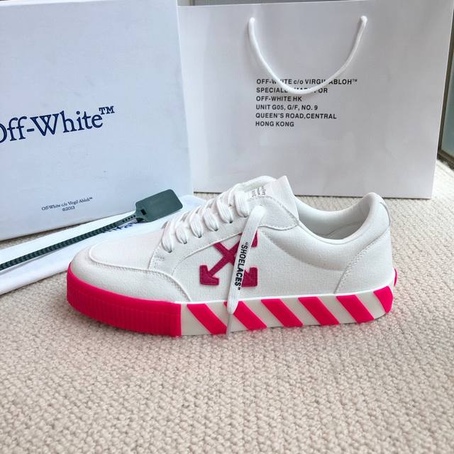 off White新品上新 情侣款 Off White新品上新 潮牌箭头斑马线大底，官网同步现货供应off White经典十字标撞色标志潮范十足，是经典板鞋时尚
