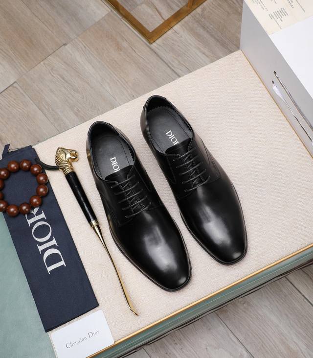 出厂价 水染牛里 原单品质dior .迪奥 原单代购、高端皮鞋、面料：采用意大利进口擦色开边珠牛皮水染牛里 牛皮里特供原版组合大底、做工精细、实物拍摄size：