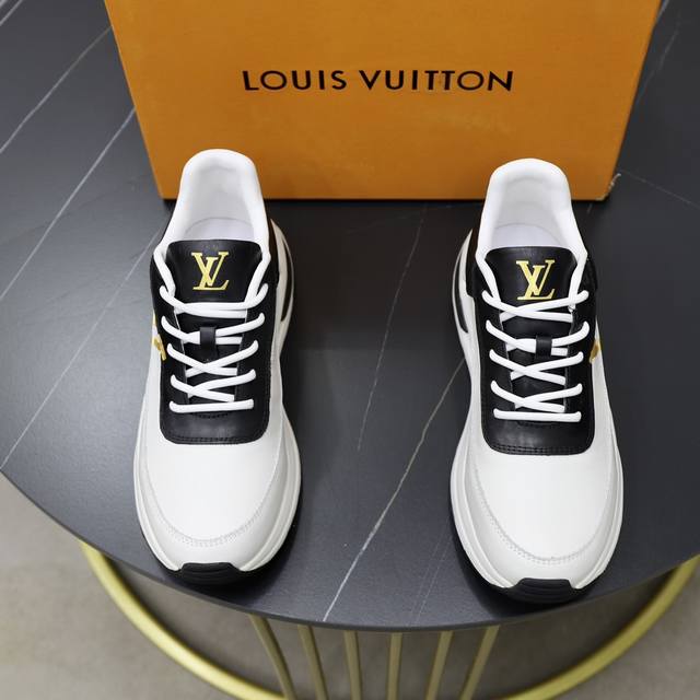 出厂价： 品牌：Lv路易威登 标准码：38-44 45订做 等级：官网同款 材料：原版面料 舒适羊皮内里 轻便耐磨柔软大底 款式类别：男士时尚休闲鞋 跑步 运动