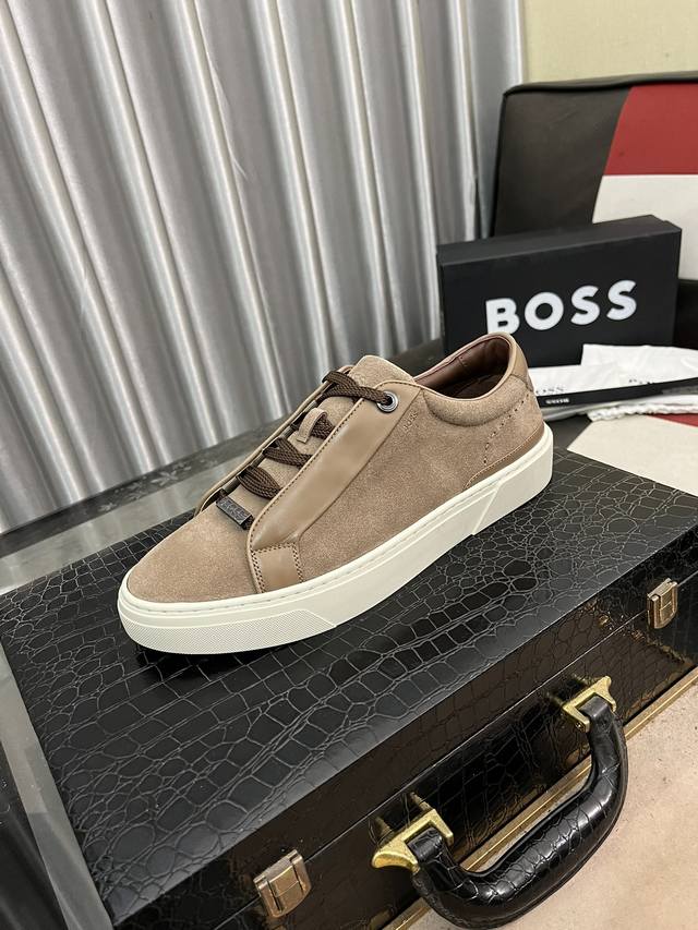出厂价： Boos 男鞋休闲鞋原单品质鞋面采用进口小牛皮，超透气舒适内里做工精细，高端大气。有时尚典范造型。发泡透明耐磨大底，穿着舒适，值得拥有。码数：38–4