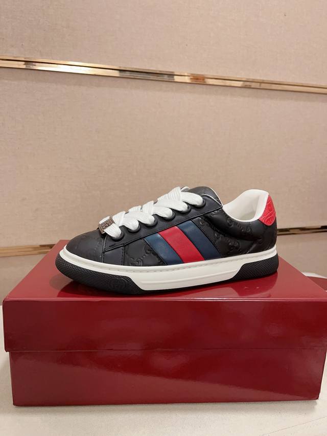 工厂价： Gucci顶级版本，情侣款休闲鞋系列，原版防伪标，防伪线，电子芯片，配套原包装，原版定制 米白色环保牛皮，内里羊皮 ，原版大底 女款35-40，男款3
