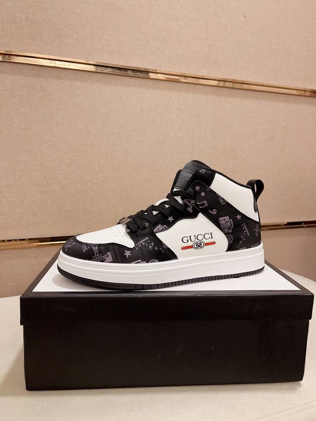 工厂价: Gucci 古奇 最新休闲男鞋，欢迎1:1对比，爆单款香港专柜休闲鞋，专柜品质，支持验货，优质做工，鞋面采用意大利进口胎牛皮 透气网里鞋垫原版时尚运动