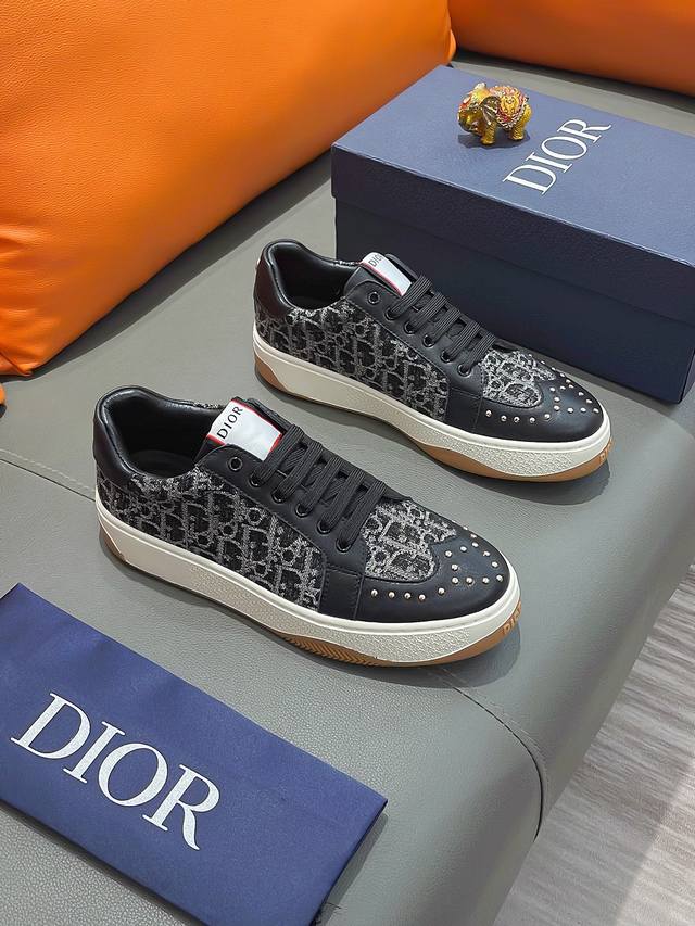 商品名称：Dior 迪奥 正规码数: 38-44 休闲鞋 商品材料：精选 牛皮鞋面，柔软羊皮内里；原厂大底。