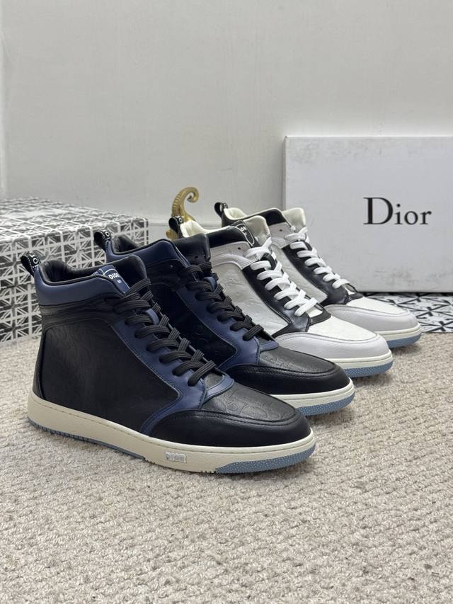 出厂价 实价 顶级原单-Dior 迪奥 高帮b02休闲运动鞋，采用头层牛皮精心制作搭配帆布，舒适透气~双色橡胶鞋底、提升格调。时尚百搭，可为各式造型增光添彩。塑