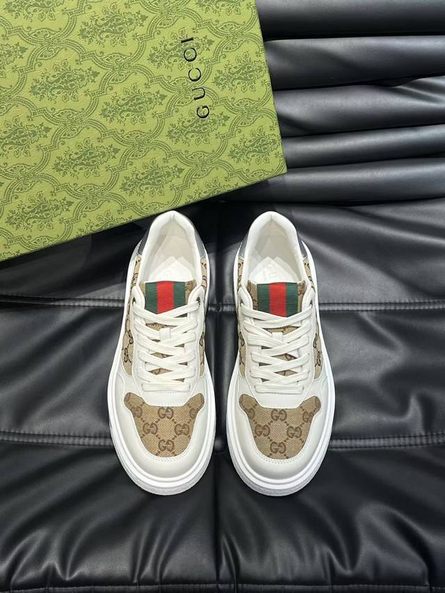 新款男鞋gucci 最新鞋出货。原单品质 时尚潮流 采用特殊材料 内里羊皮 全新包装。脚感超舒适，做工简直无可挑剔 码数:38-45
