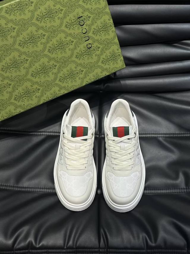 新款男鞋gucci 最新鞋出货。原单品质 时尚潮流 采用特殊材料 内里羊皮 全新包装。脚感超舒适，做工简直无可挑剔 码数:38-45