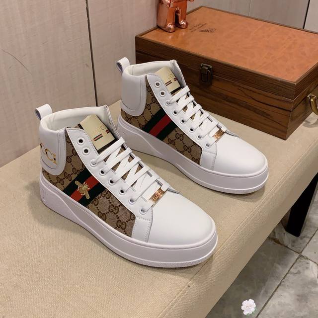 高帮新款: 厂价: 古奇gucci* 最新爆款休闲鞋，顶端品牌奢侈～代购，顶级～质量。专柜同卖产品鞋面選用进口透气牛皮材质透气羊皮内里 精细做工。原版个性时尚柔