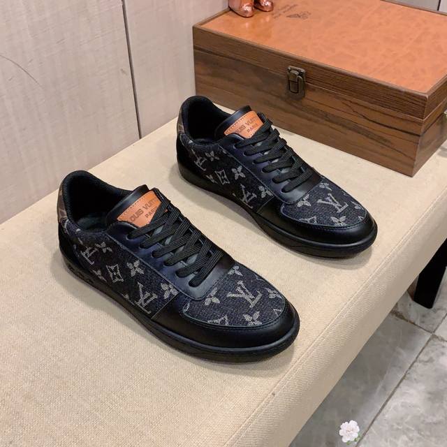 新款: 厂价: Lv* 最新爆款休闲鞋，顶端品牌奢侈～代购，顶级～质量。专柜同卖产品鞋面選用进口透气牛皮材质透气羊皮内里 精细做工。原版个性时尚柔软橡膠耐磨防滑