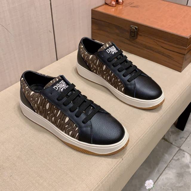 新款: 厂价: Lv* 最新爆款休闲鞋，顶端品牌奢侈～代购，顶级～质量。专柜同卖产品鞋面選用进口透气牛皮材质透气羊皮内里 精细做工。原版个性时尚柔软橡膠耐磨防滑