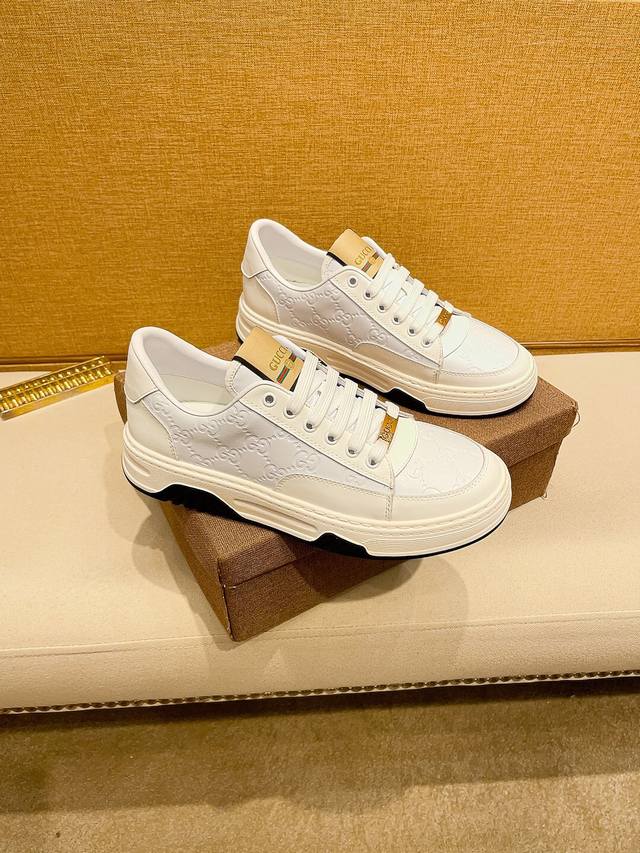 工厂价 。最新 Gucci 古奇，采用进口品牌专用料搭配牛皮，品牌凹凸均衡，高档大气，进口羊皮内裡，专柜同步，官网1：1楦头，耐磨橡胶大底穿着舒适，轻便，值得购