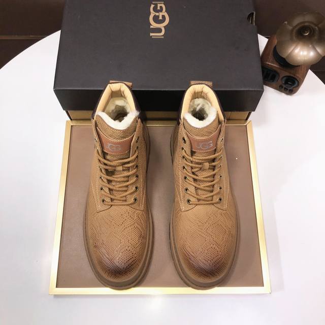 工厂 Ugg 全羊毛内里 顶级高端品质皮毛一体保暖雪地靴来自澳洲温暖奢侈品牌男鞋，Ugg-5877官网同步、采用进口牛皮制作，精心缝制而成..进口橡胶发泡大底