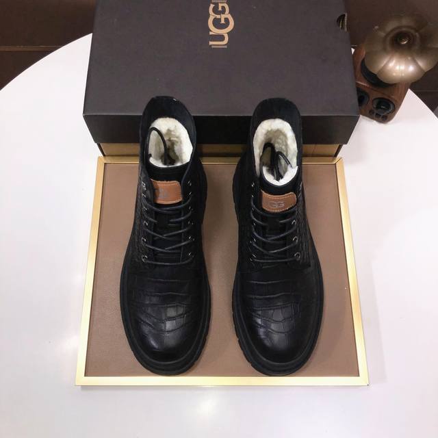 工厂 Ugg 全羊毛内里 顶级高端品质皮毛一体保暖雪地靴来自澳洲温暖奢侈品牌男鞋，Ugg-5877官网同步、采用进口牛皮制作，精心缝制而成..进口橡胶发泡大底