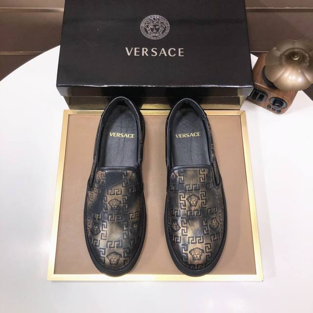 工厂 Versace 范思哲最新款精心打造，引爆全场！不断创新的国际品牌 此款男士休闲鞋，头层牛皮配进口原厂布料，配搭羊皮内里+橡胶防滑大底，透气舒适以质量说话