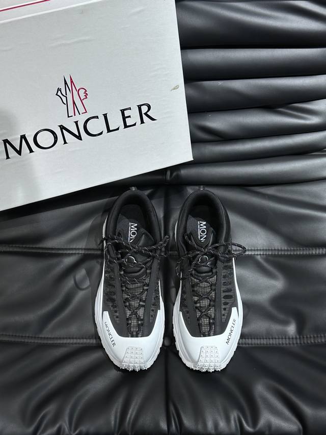 moncle* 蒙口男士户外系带运动鞋，具有舒适防滑性能，采用皮革和科技面料制成，专为户外跑步或都市漫步而设。兼备创新、功能性与图形细节于一体，从高山氛围汲取灵