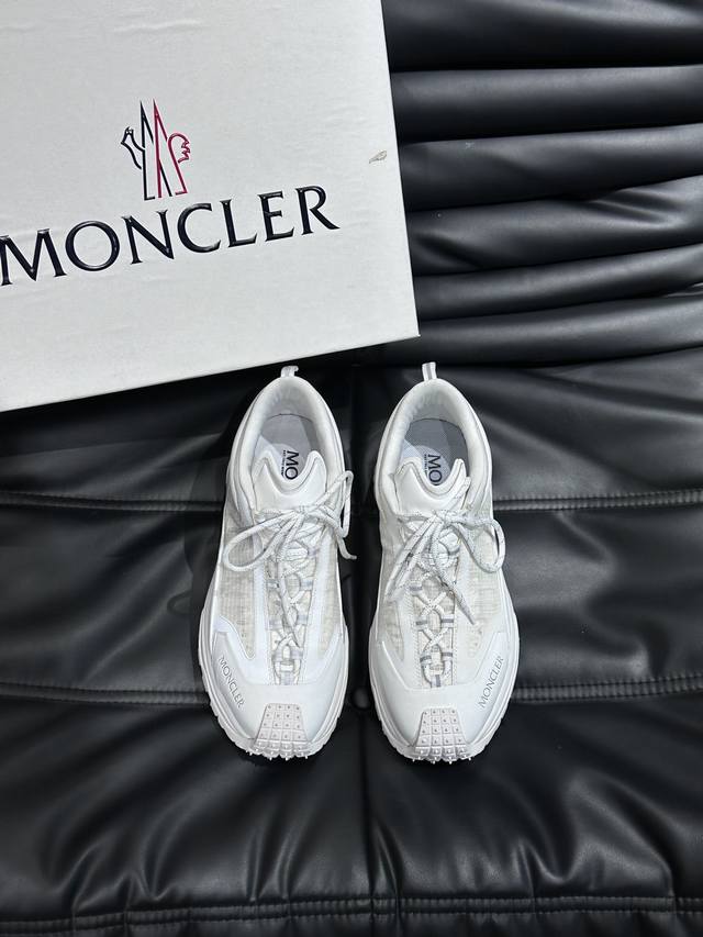 moncle* 蒙口男士户外系带运动鞋，具有舒适防滑性能，采用皮革和科技面料制成，专为户外跑步或都市漫步而设。兼备创新、功能性与图形细节于一体，从高山氛围汲取灵
