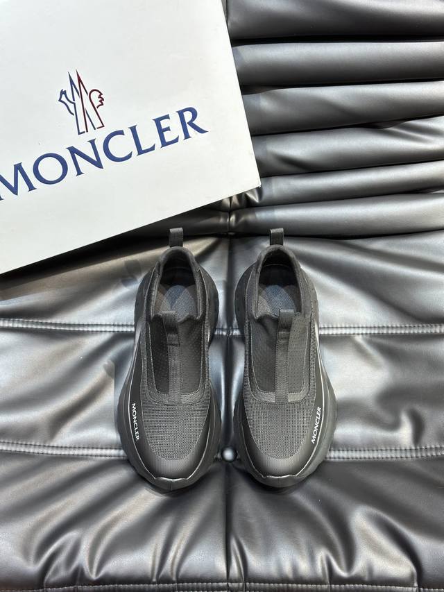 moncle* 蒙口男士休闲运动鞋，设有醒目的logo细节，橡胶tpu鞋底面整体点缀注塑moncler徽标。兼备创新、功能性与图形细节于一体，采用原版定制弹力布