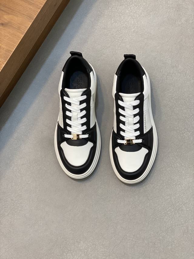 ferragamo 菲拉格慕 -高端品质 原单 -鞋面：纳帕小牛皮、鞋身车缝品牌logo -内里：品牌帆布，垫脚；水染牛皮 -大底：Tpr 橡胶发泡；双色成型大