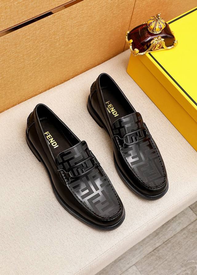 商品商标：Fendi 芬迪 休闲皮鞋 正码码数: 38-44 45订制 商品材料：精选 进口头层开边珠牛皮鞋面+奢华五金扣，进口牛内里。强烈立体视觉效果，橡胶大