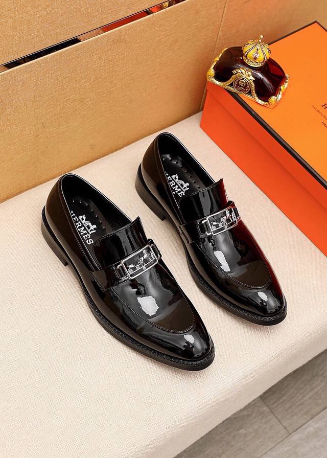 商品商标：Hermes 爱马仕 休闲皮鞋 正码码数: 38-44 45订制 商品材料：精选 进口头层开边珠牛皮鞋面+经典五金扣，进口水染牛皮内里。强烈立体视觉效