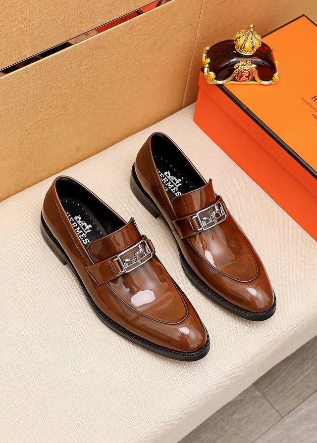 商品商标：Hermes 爱马仕 休闲皮鞋 正码码数: 38-44 45订制 商品材料：精选 进口头层开边珠牛皮鞋面+经典五金扣，进口水染牛皮内里。强烈立体视觉效